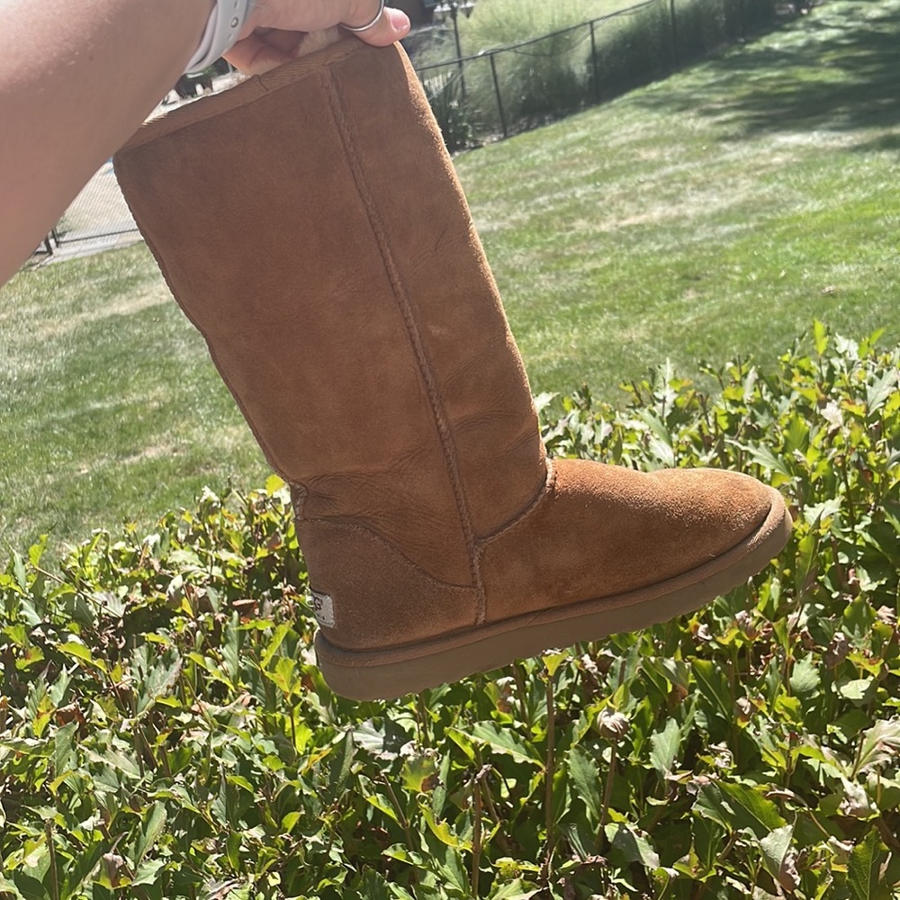 UGGS - Picture 4 of 8